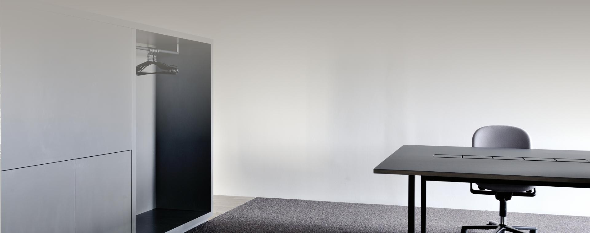 Neuberger Schreinerei GmbH Leistungen Schränke Microsoft Garderoben-Schränke aus gebürsteter gelaugter Eiche und Fronten aus seidenmatten Desktop-Linoleum